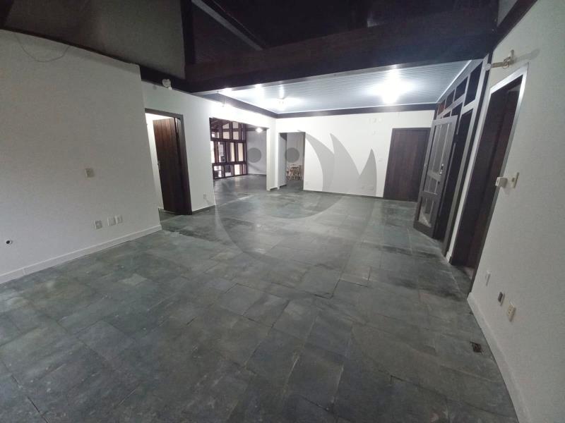 Casa para alugar com 3 quartos, 261m² - Foto 4