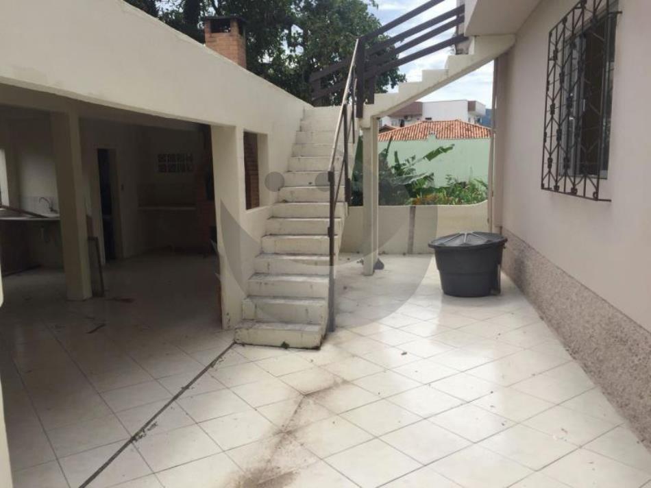 Casa à venda com 5 quartos, 180m² - Foto 3