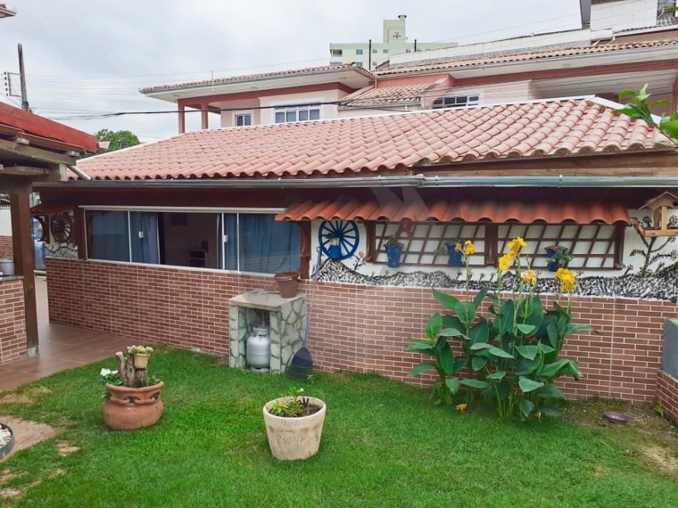 Casa à venda com 6 quartos, 200m² - Foto 10