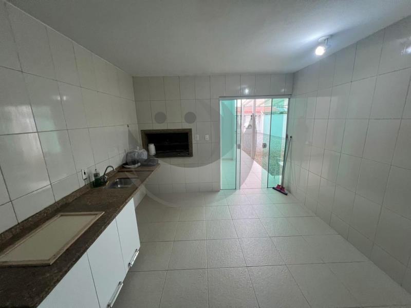 Casa à venda com 6 quartos, 200m² - Foto 4