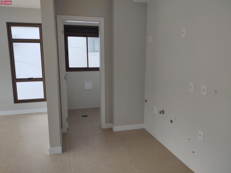 Apartamento à venda com 2 quartos, 77m² - Foto 3