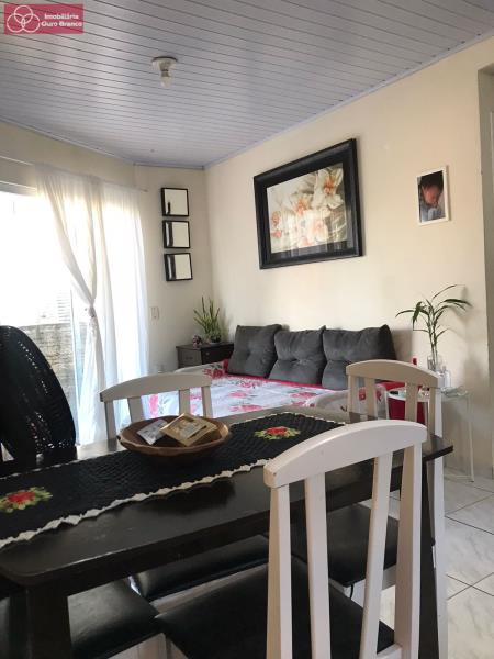 Casa à venda com 2 quartos, 50m² - Foto 2